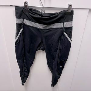 ⬇️$45 Lululemon black capris leggings size 6